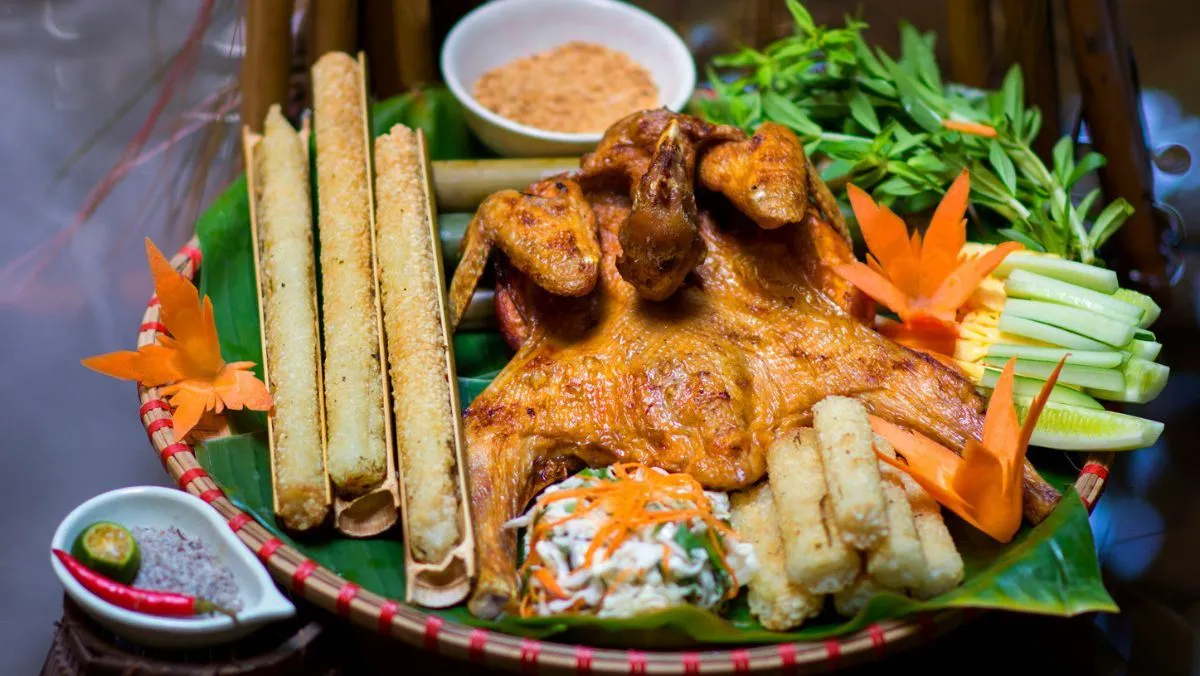 Gà nướng cơm lam là món đặc trưng của núi rừng Tây Nguyên