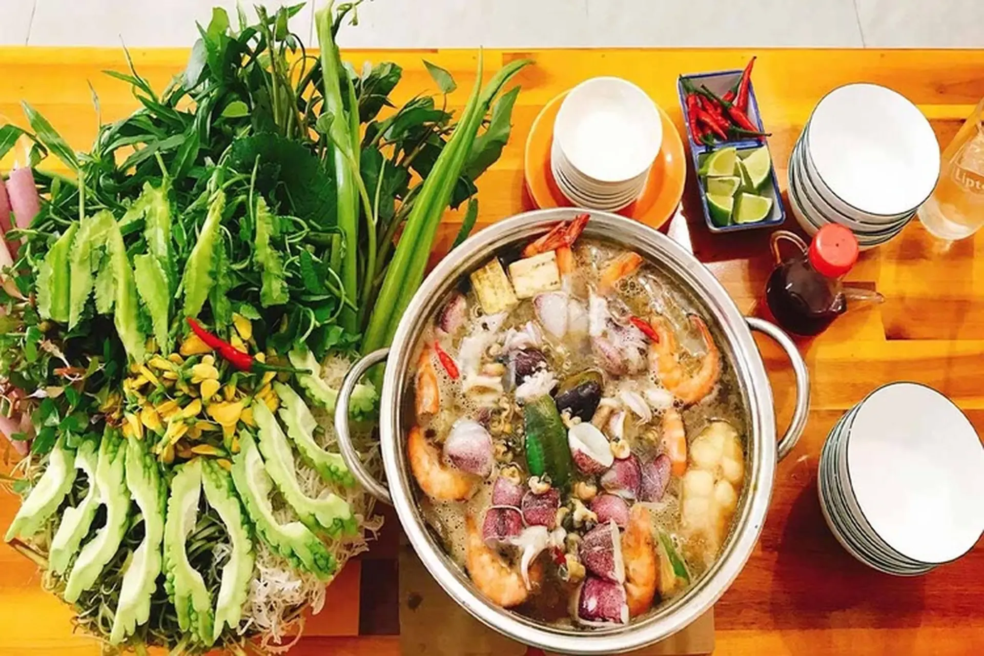 Ai cũng nên thưởng thức lẩu mắm một lần nếu có dịp ghé Cần Thơ