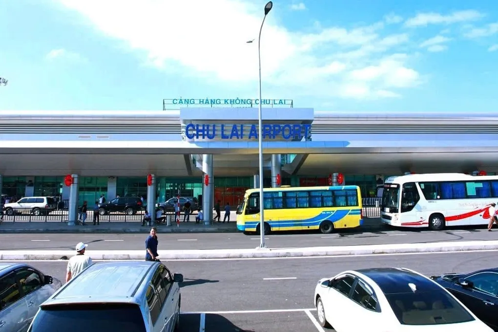 Hạ cánh sân bay Chu Lai để bắt đầu hành trình khám phá thành phố biển yên bình