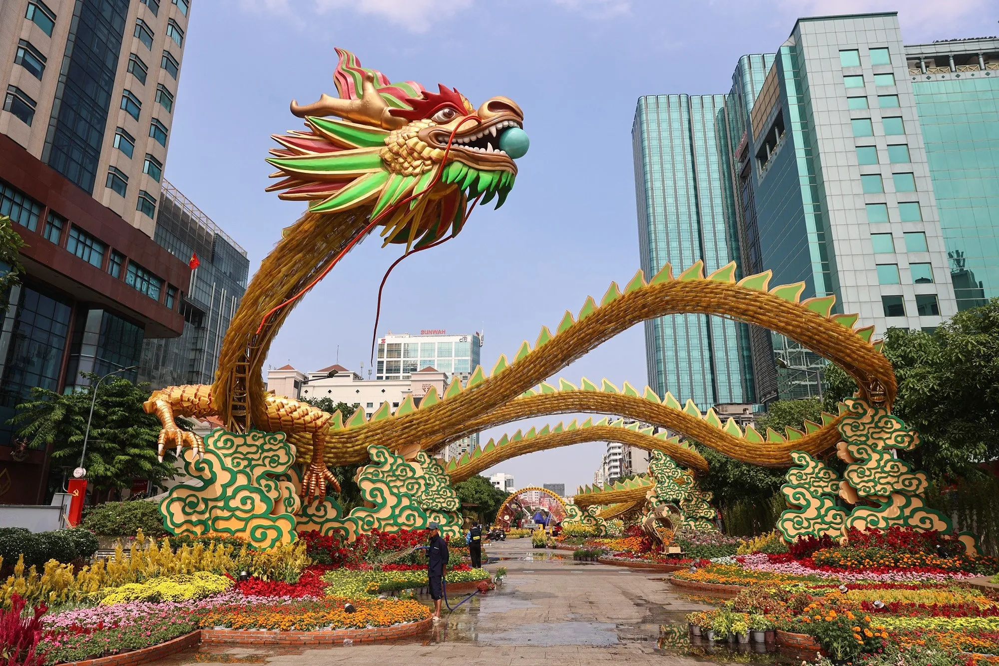 Đường hoa Nguyễn Huệ rực rỡ đủ sắc màu mỗi dịp Tết đến