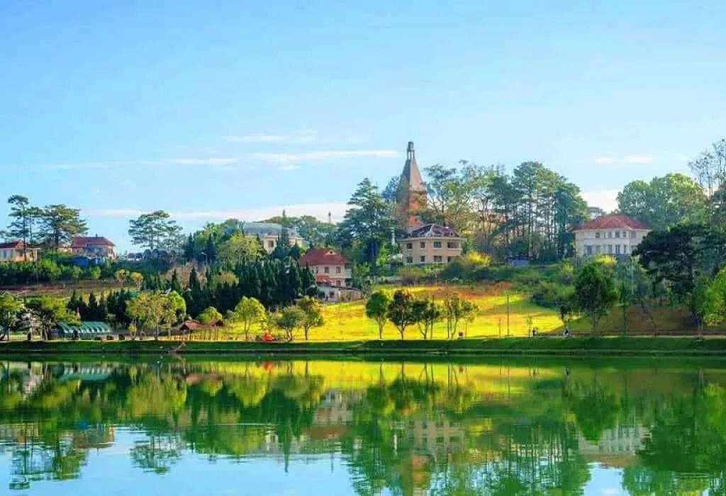 Đi bộ dạo quanh Hồ Xuân Hương để tận hưởng trọn vẹn không khí nơi đây