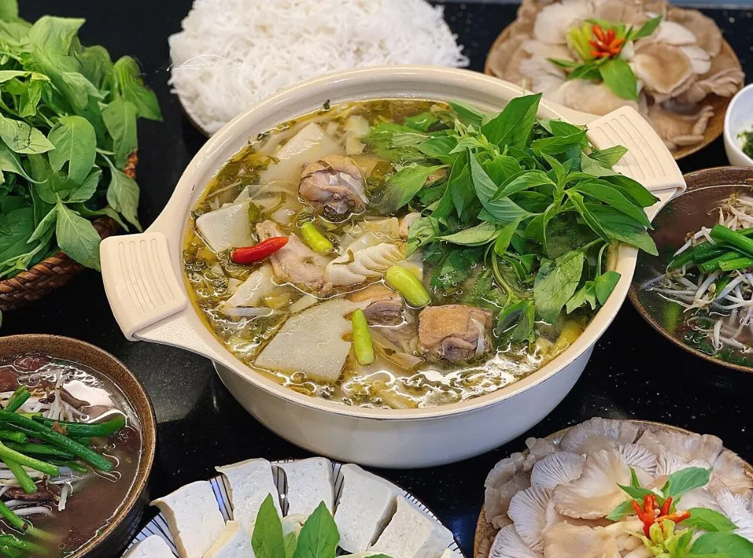 Một nồi lẩu gà lá é trong tiết trời se lạnh còn gì tuyệt hơn