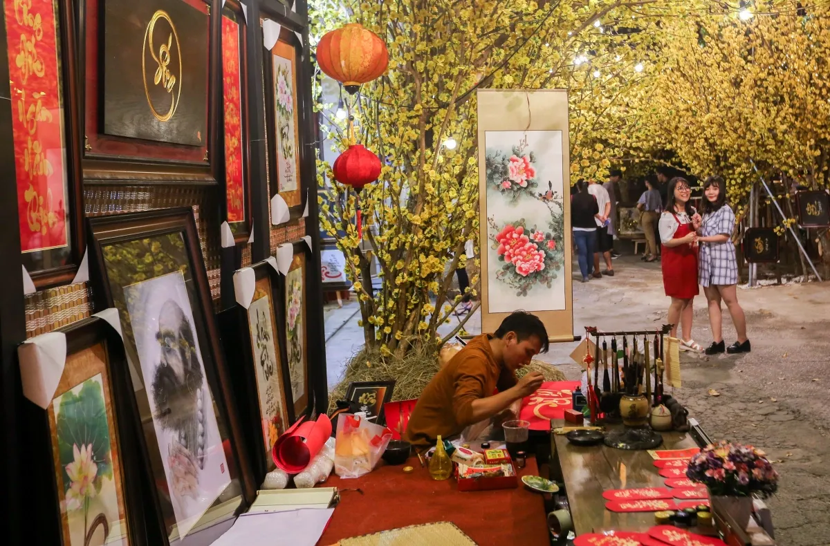 Mọi người thường ghé phố Ông Đồ để xin chữ cầu bình an đầu năm