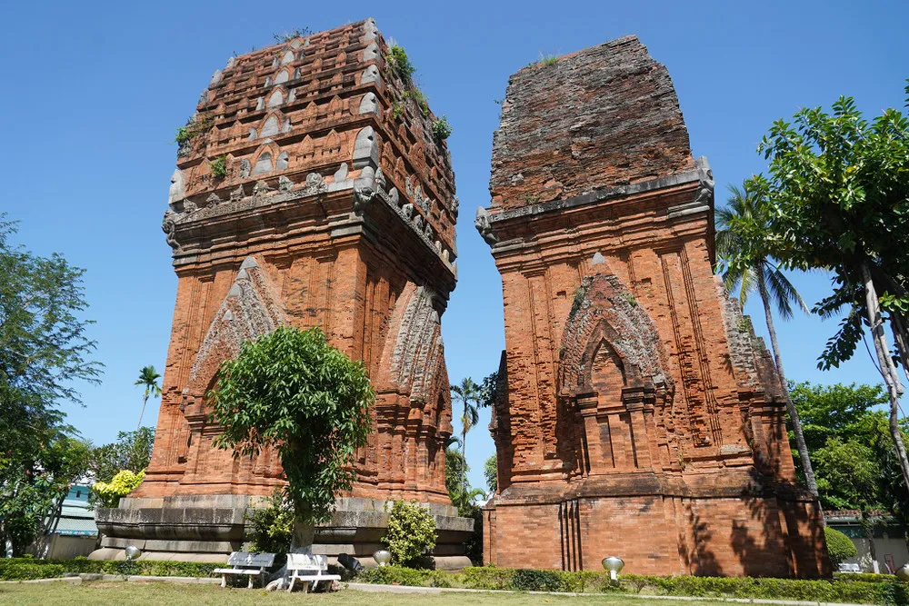 Tháp Đôi là dấu ấn kiến trúc Chăm Pa giữa lòng thành phố