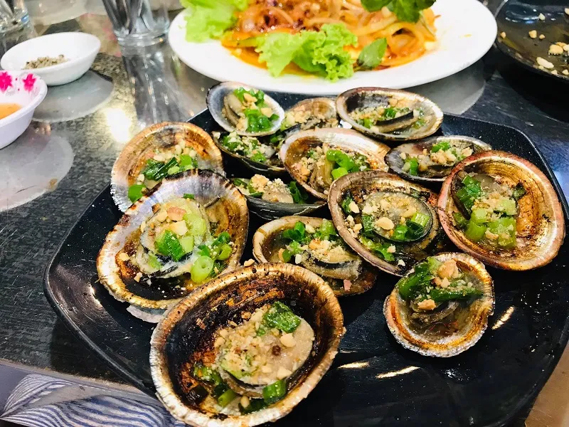 Ốc vú nàng tươi sống là đặc sản nổi tiếng nên thử tại Côn Đảo