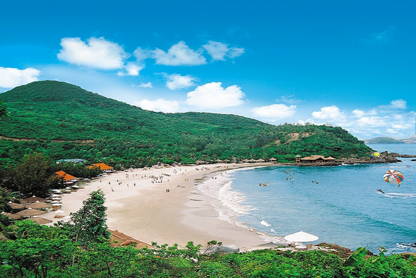 Bãi biển Sầm Sơn trong xanh với cát trắng trải dài