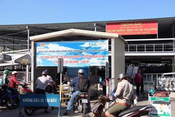 Đi xe máy vào sân bay Tân Sơn Nhất