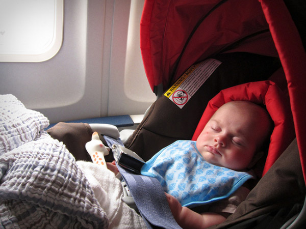 Trẻ em dưới 2 tuổi đi máy bay Vietjet Air