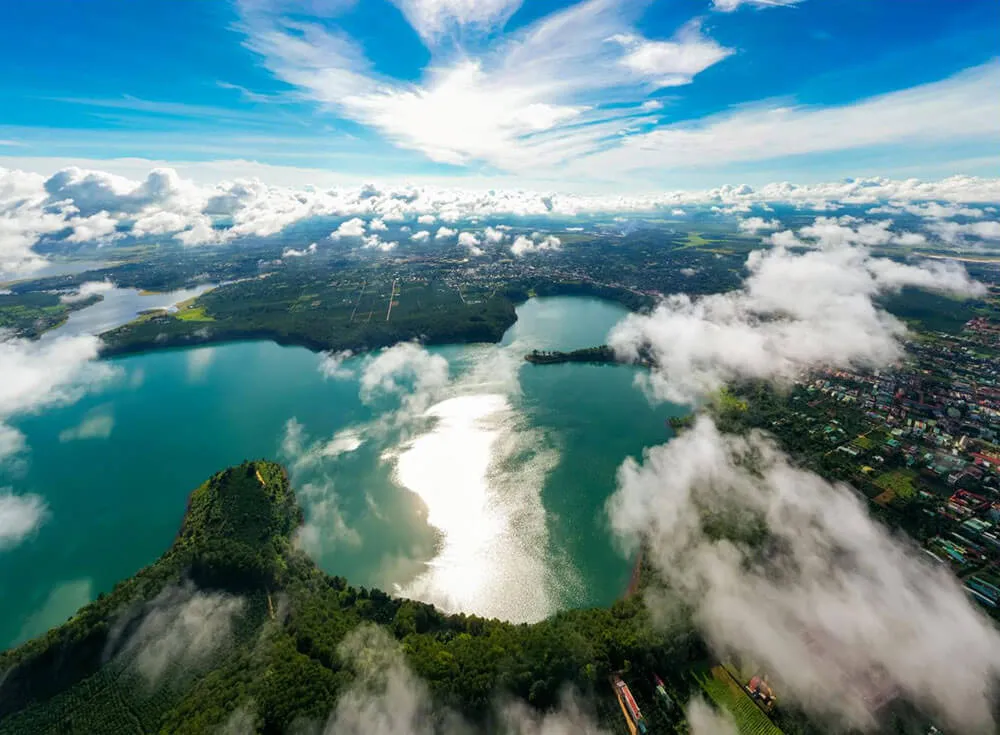 Biển hồ T'nung là địa điểm nổi tiếng được nhiều người ghé thăm