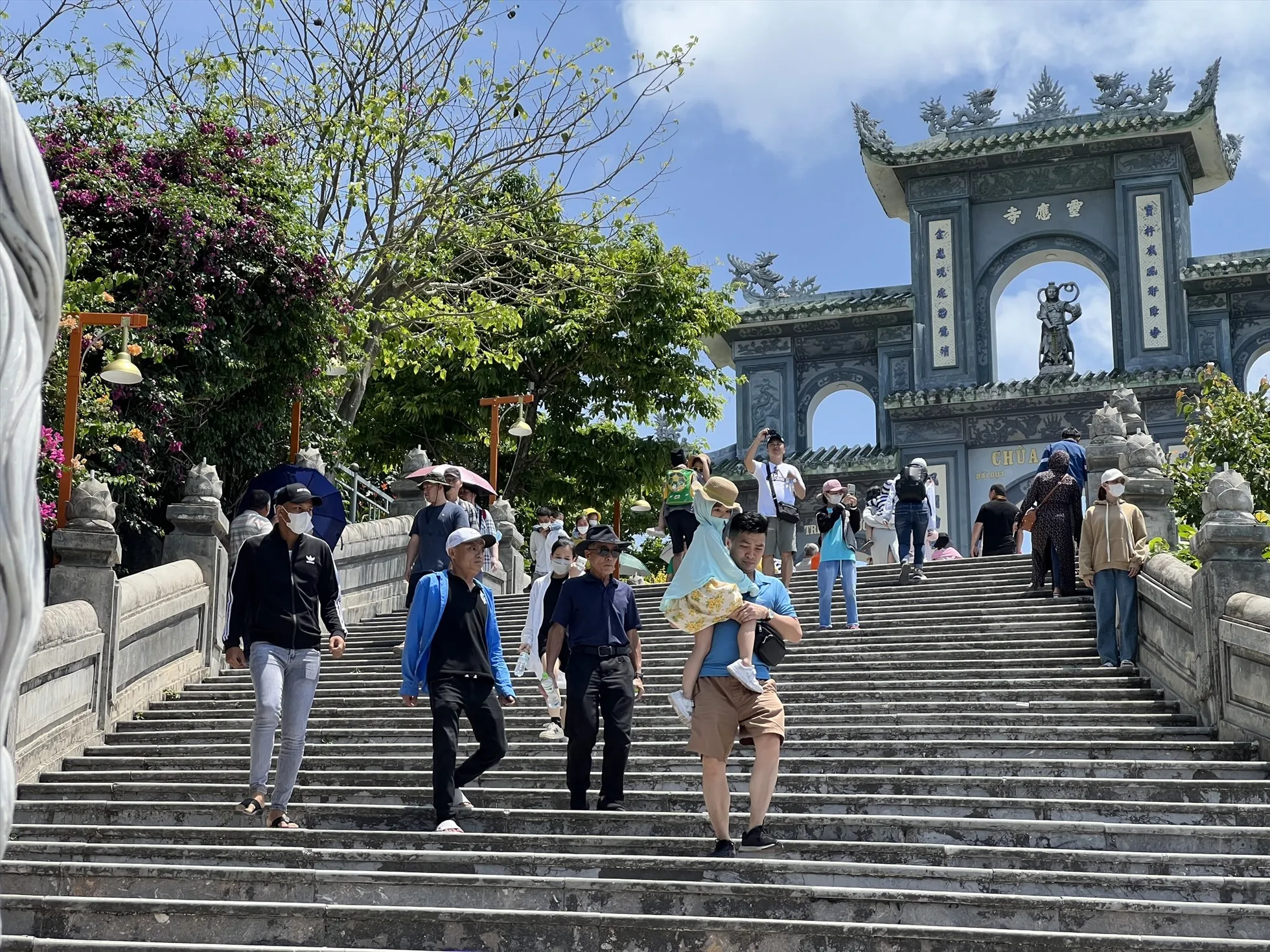 Ghé chùa Linh Ứng để cầu nguyện may mắn đầu năm