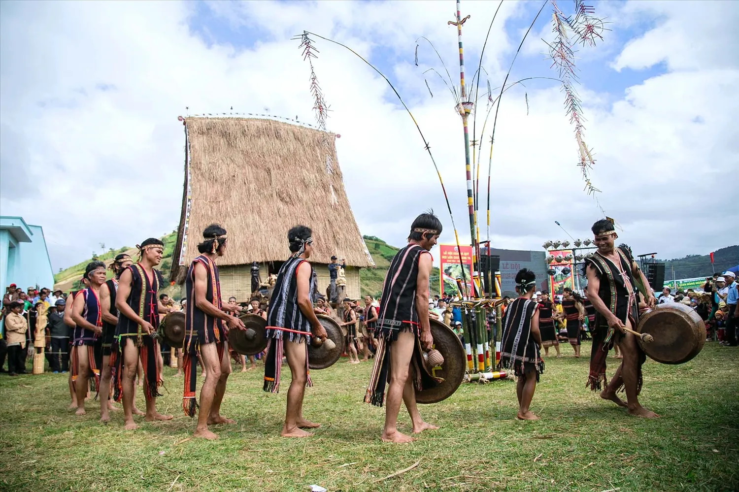 Cồng chiên là lễ hội truyền thống của người dân Ê đê tại Tây Nguyên 