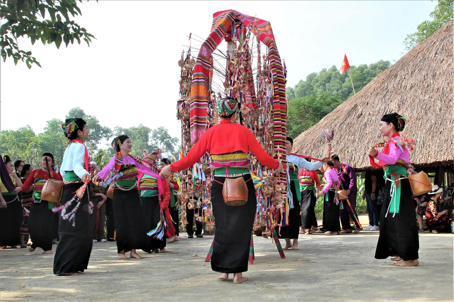 lễ hội Pôồn Pôông của người Mường là lễ hội truyền thống đặc sắc của người Mường tại Thanh Hóa