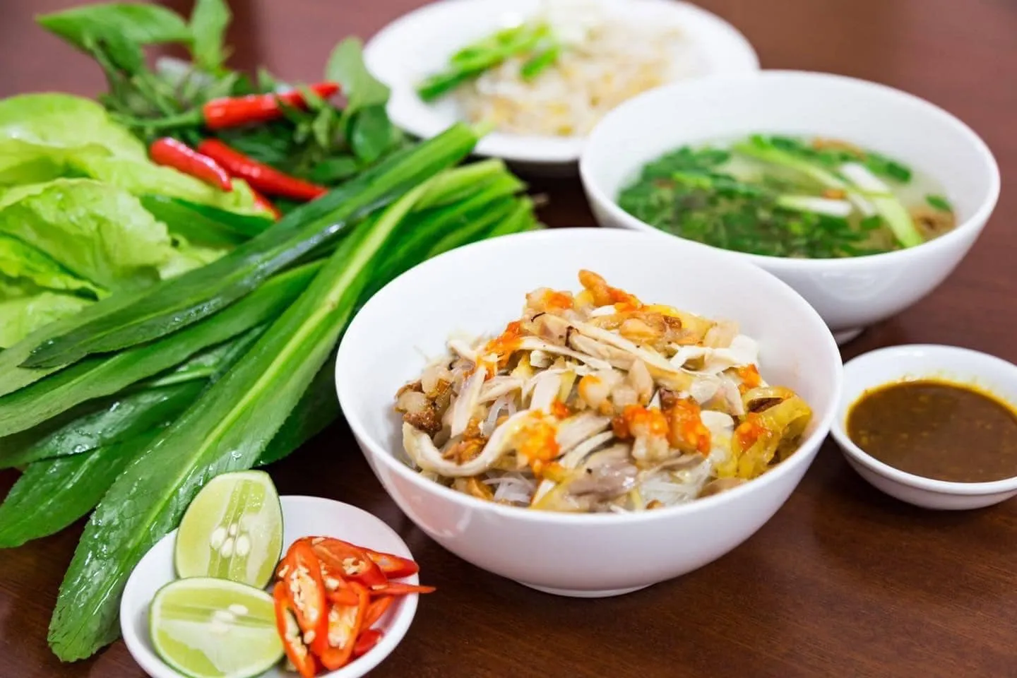 Phở khô còn gọi là phở hai tô, là đặc sản nổi tiếng cả nước