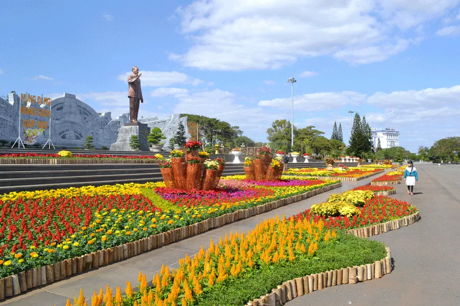 Pleiku mang vẻ đẹp dịu nhàng nhưng cũng rộn ràng không khí xuân dịp đầu năm mới